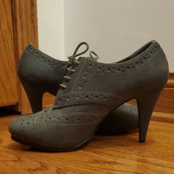 Apostrophe Gray Oxford Heels with Brogue Detailing - Picture 6 of 12